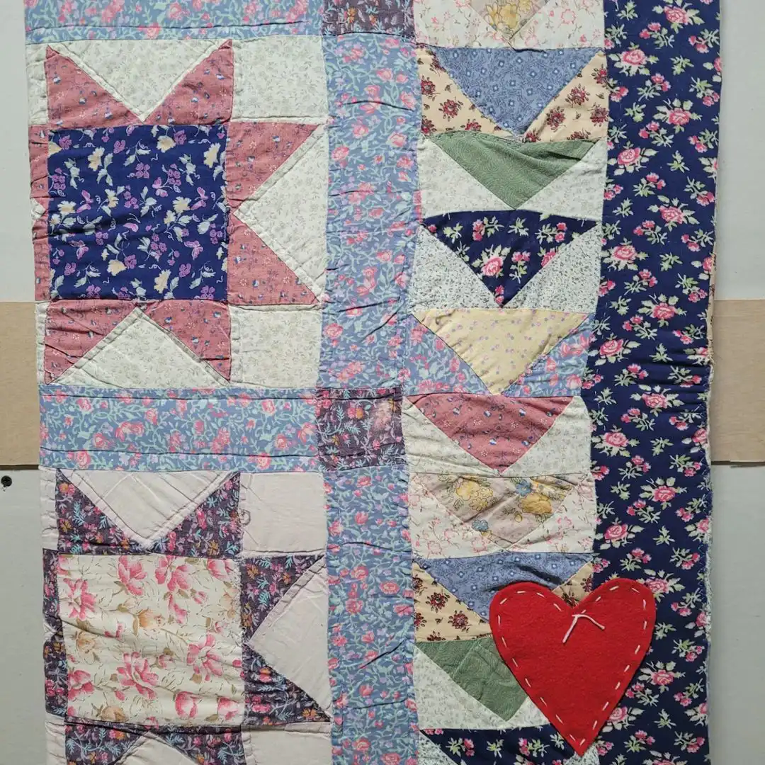 patch work quilt made with floral pattern and tringles and stars